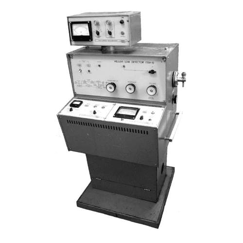 Течеискатель гелиевый масс-спектрометрический ПТИ-10